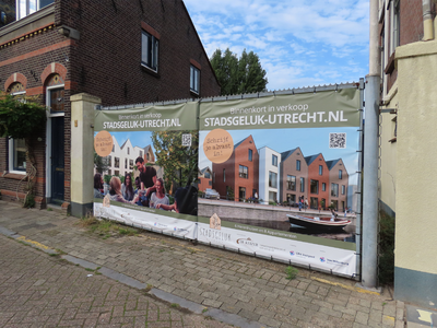 912041 Afbeelding van twee banners met reclame van Stadsgeluk-Utrecht voor 6 herenhuizen en 8 appartementen die gebouwd ...